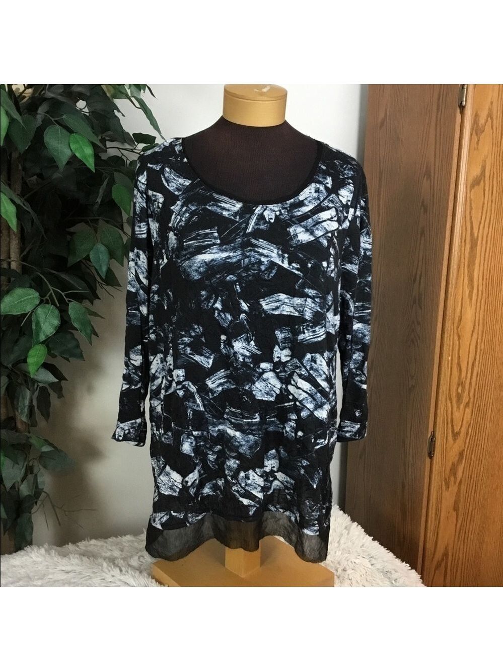 Simply Vera Vera Wang XL black/blue/white 3/4 sleeve top with semi she…